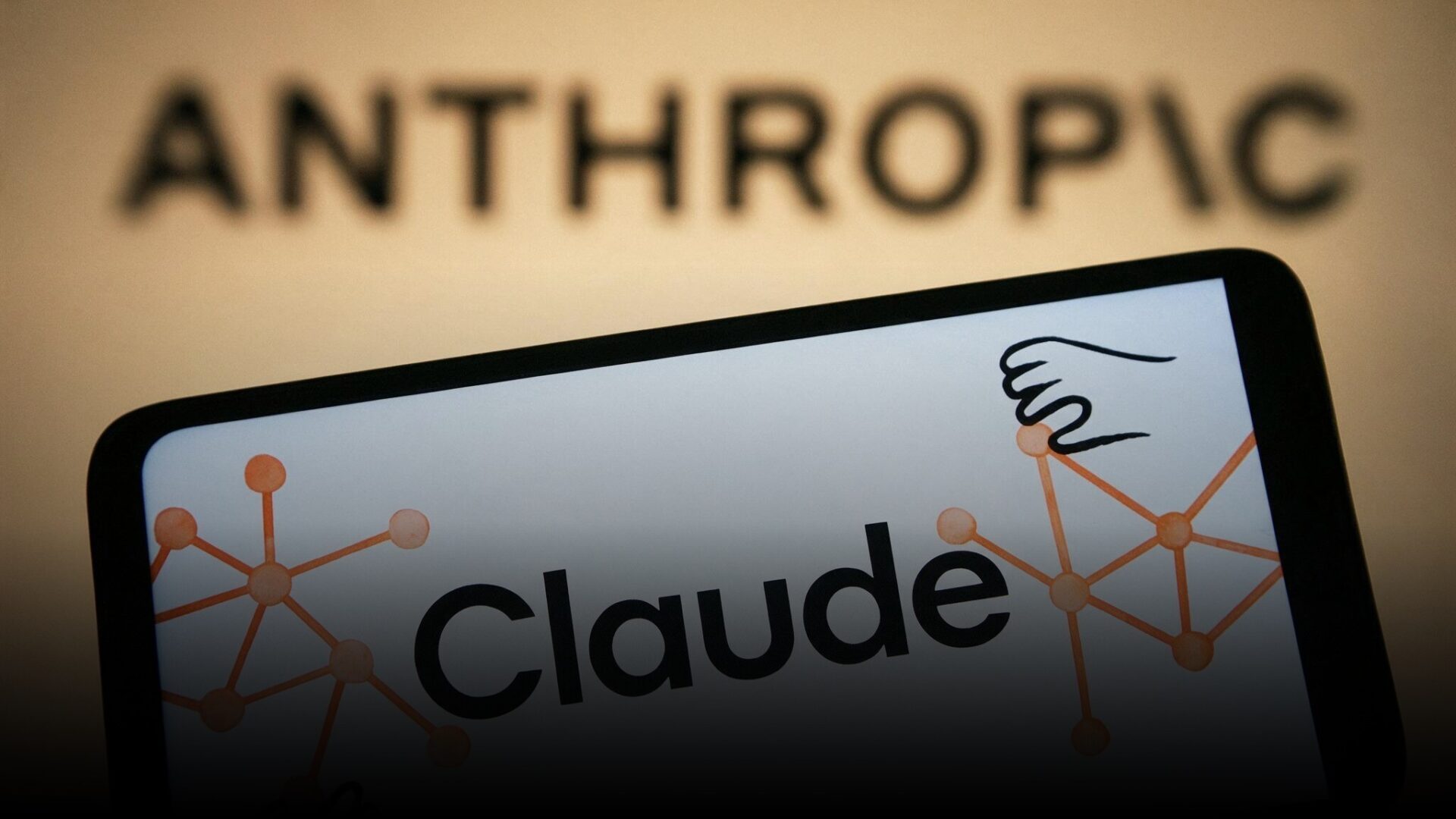 Smartphone exibindo o logo do Claude, da Anthropic, marca da IA que passou a aplicar marca d'água em seus conteúdos